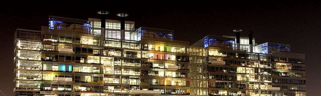 800px Victoria Harbour Offices at Night e1363167771168