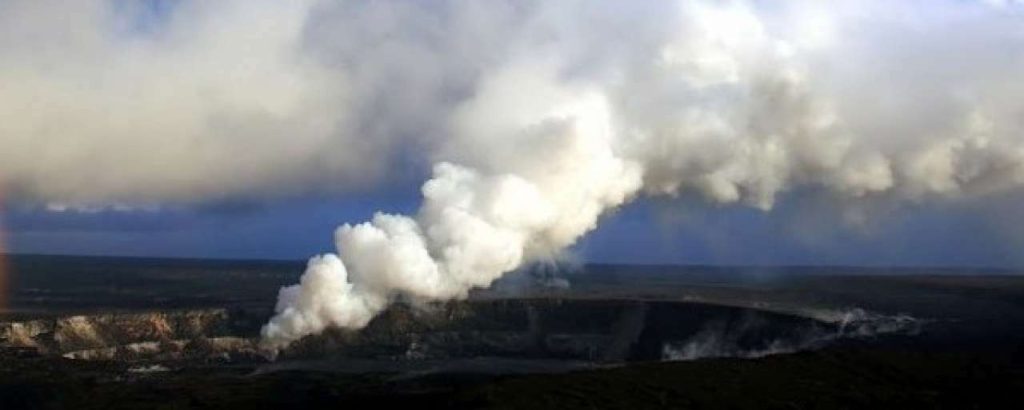 1024px Rainbow and sulfur dioxide emissions from the Halemaumau vent e1364906591292