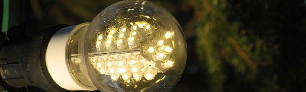 800px LED lamp on christmas tree 2009 e1370003088590