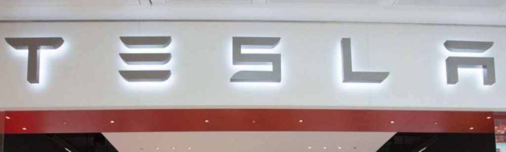 Tesla Model S showroom1 e1387531162112