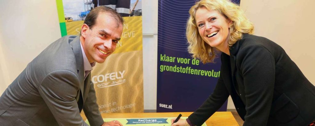 Afbeelding 2 ondertekening SUEZ en Cofely v l n r Raymond Schrevel SUEZ en Mascha van Vuuren Sanders Cofely