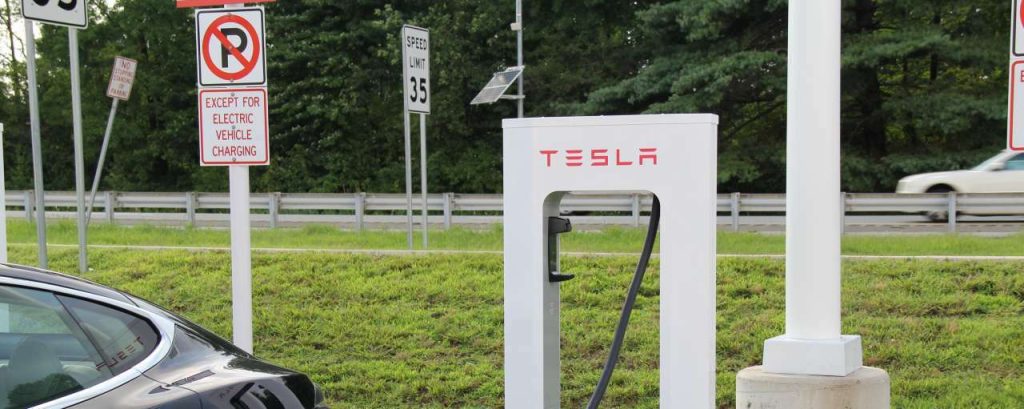 Charging Tesla Model S 01