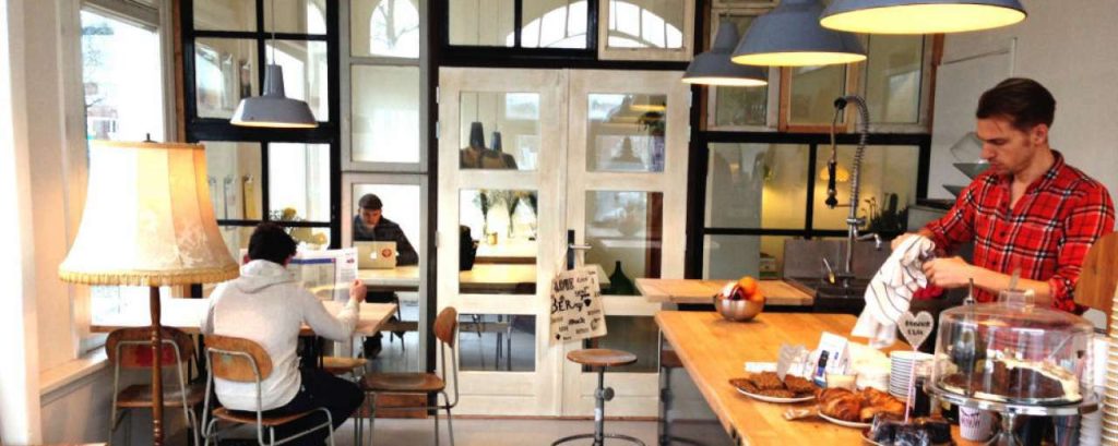 De koffiebar berry die de buurtbewoners vergast op biologische producten op de vloer marmoleum van forbo flooring