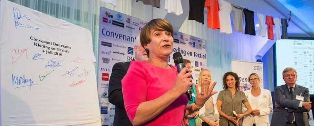Ploumen tekent textielconvenant
