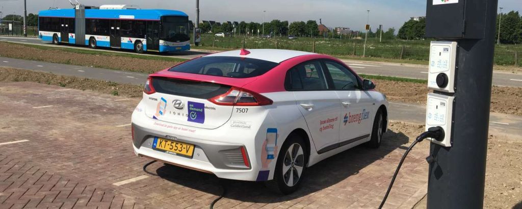 Rijden op stroom van remmende bussen