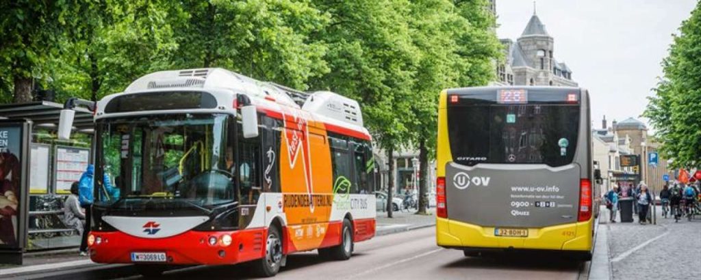 Elektrische bus rijdende batterij in binnenstad utrecht