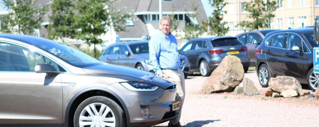 Paul veger in het wagenpark van decos