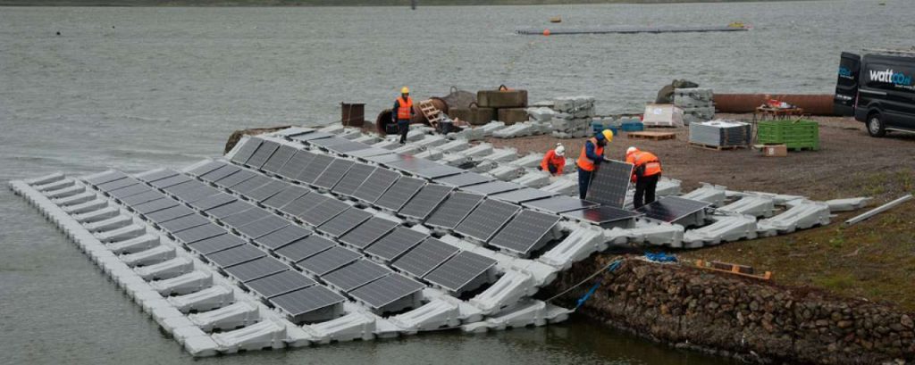 Proef drijvende zonnepanelen in de slufter