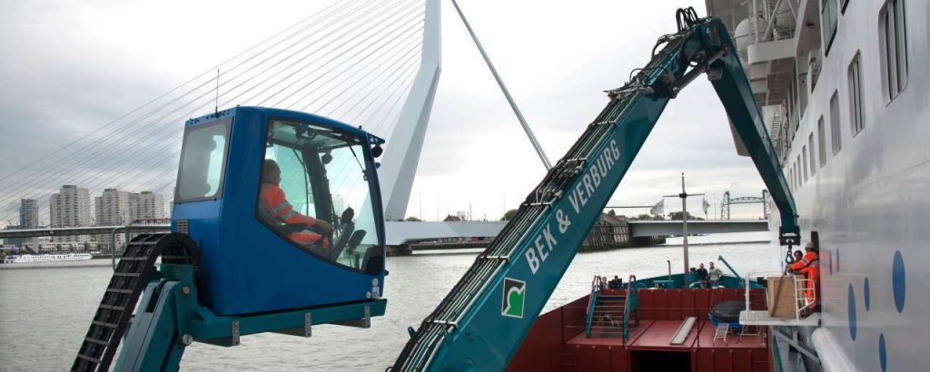 Invotis ix lost met eletronische kraan met knikarm afval van cruiseschepen ries van wendel de joode