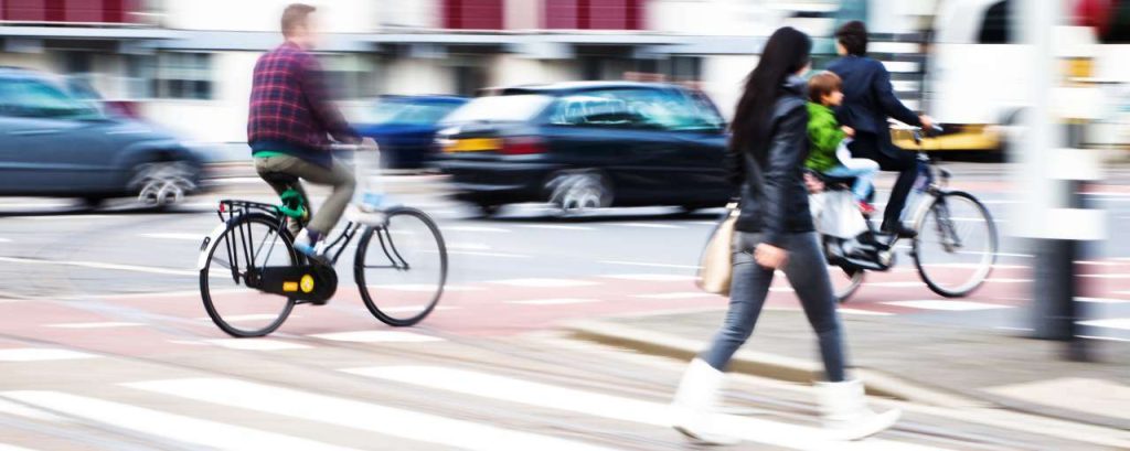Voetganger fietsers verkeer stad