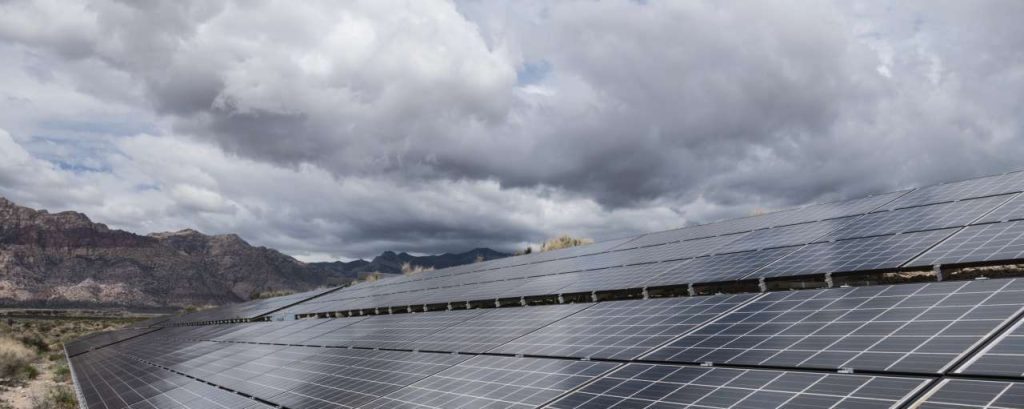 Zonnepanelen bewolkt