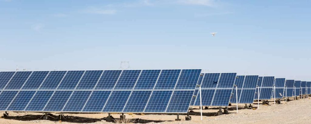 Zonne energie zonnepanelen woestijn
