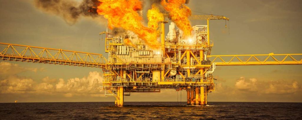 Olieplatform in brand