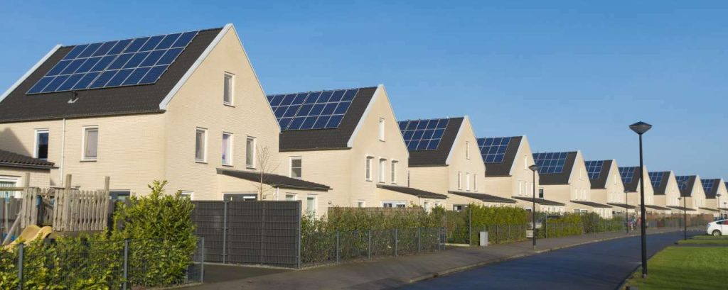 Zonnepanelen daken woonwijk woningmarkt