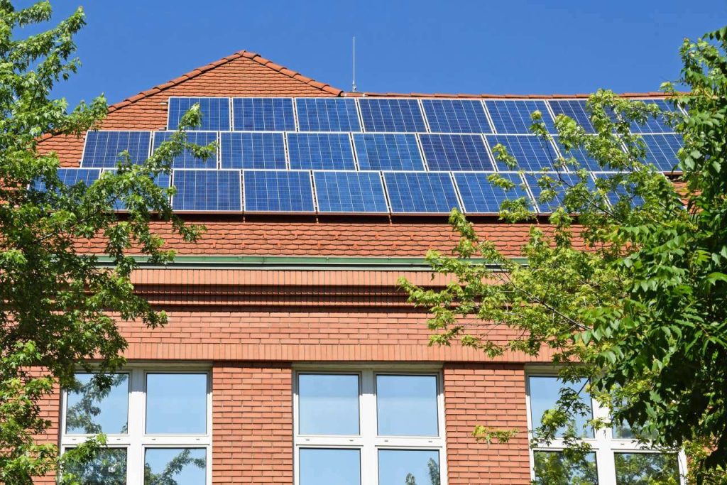 Zonnepanelen dak school