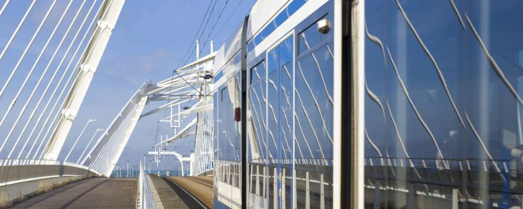 Adobestock amsterdam mobiliteit tram brug