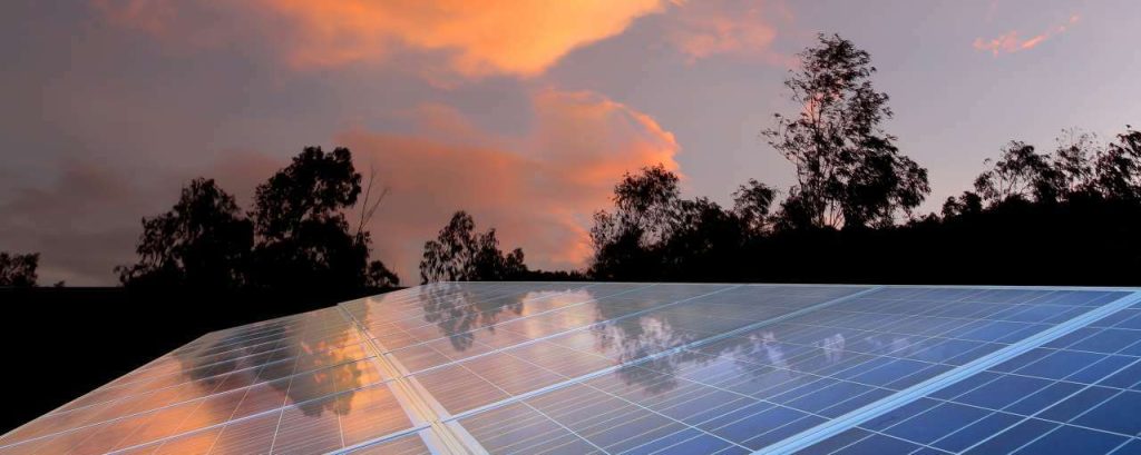 Adobestock zonnepanelen lucht wolken