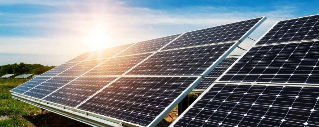 Adobestock zonnepanelen weiland zon