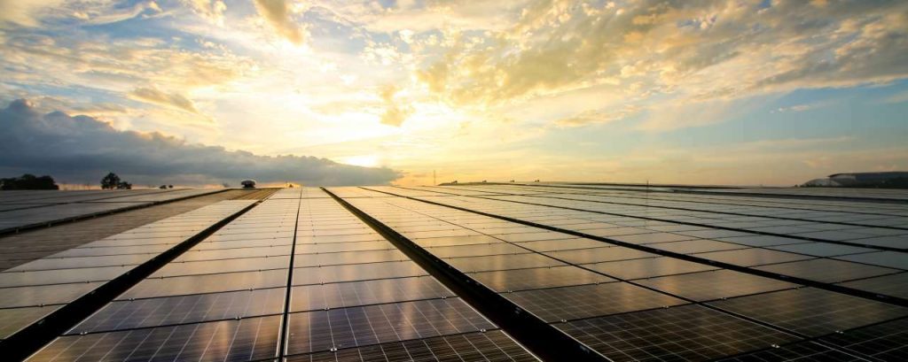 Adobestock zonnepanelen zon wolken
