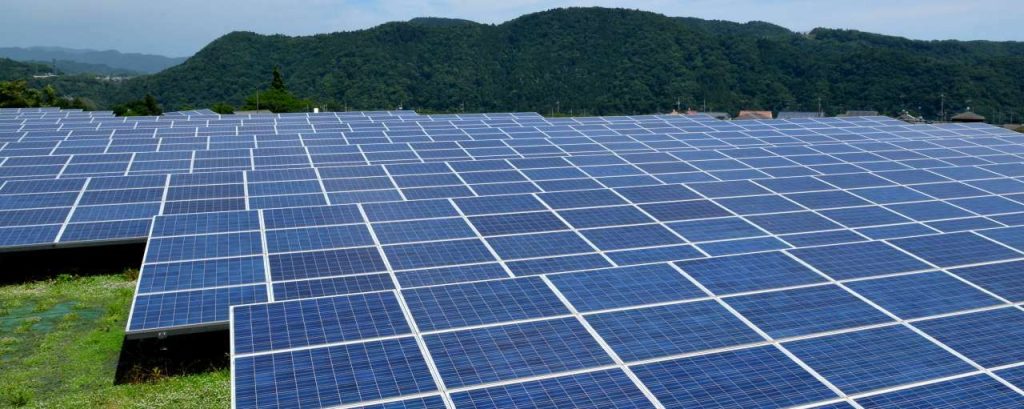 Adobestock zonnepanelen weide bergen