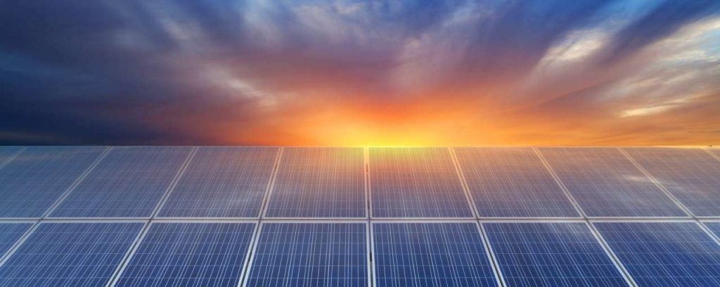 Adobestock zonnepanelen wolken zon