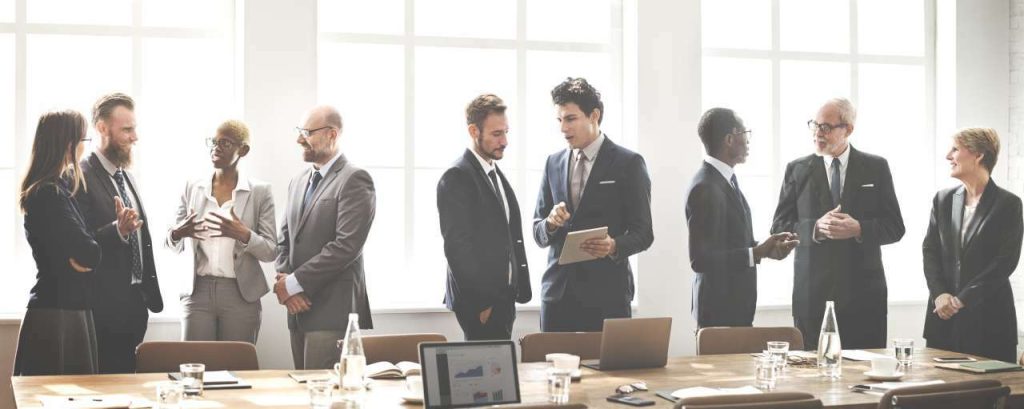 Adobestock boardroom directie vergadering grijze pakken