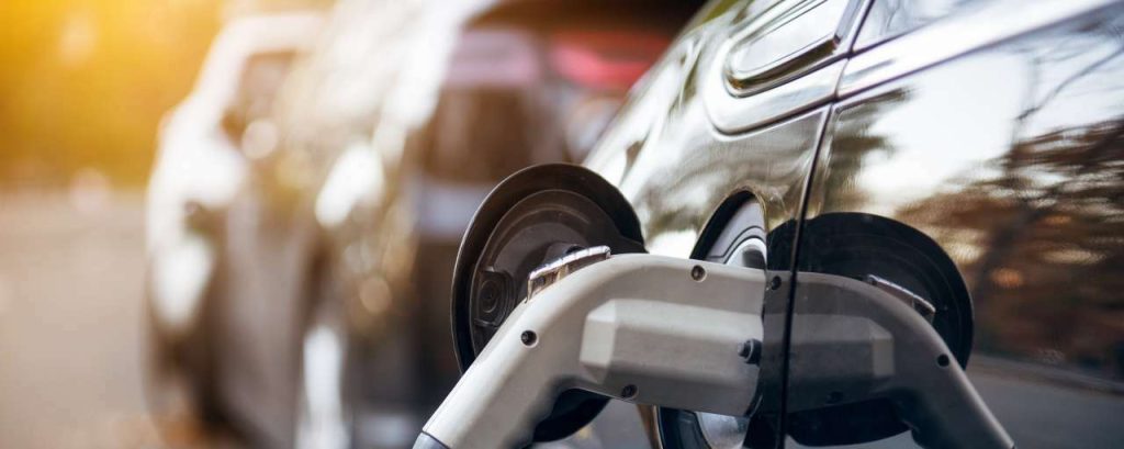 Adobestock elektrische auto opladen stekker