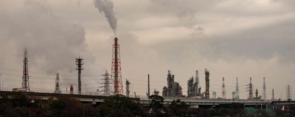 Adobestock industrie schoorsteen wolken