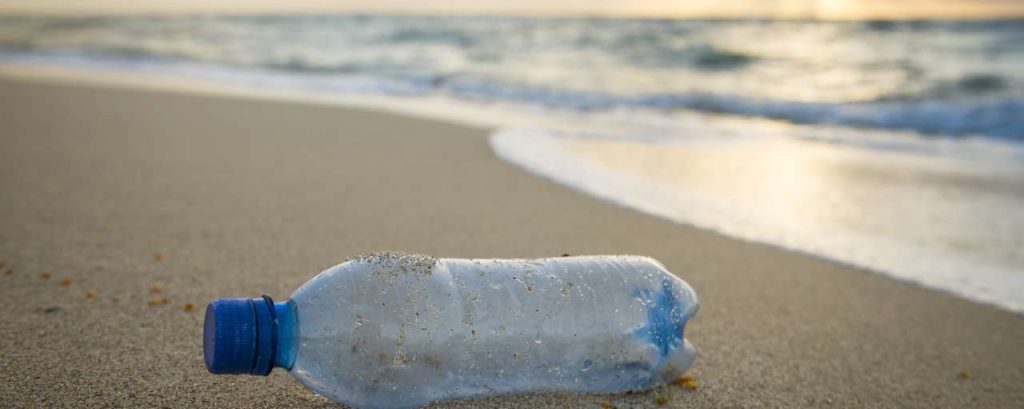 Adobestock plastic fles strand