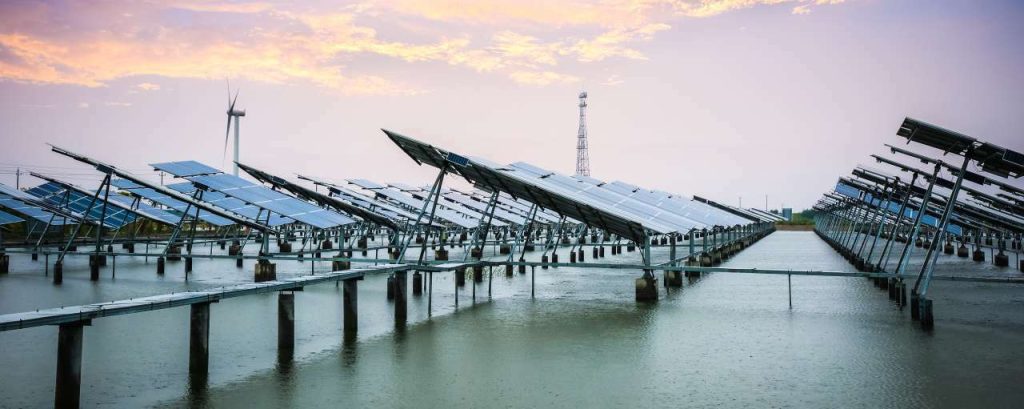 Adobestock zonnepanelen water