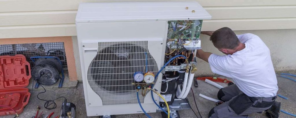 Loodgieter installeert warmtepomp bij huis