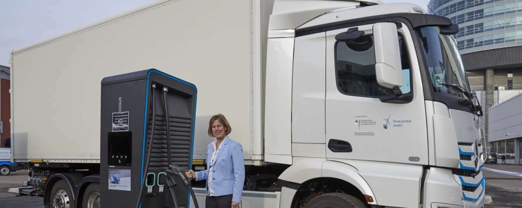 Vrouw laadt daimler truck op