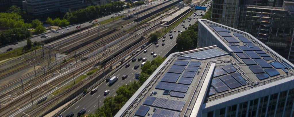 Amsterdam zuidas met zonnepanelen op daken
