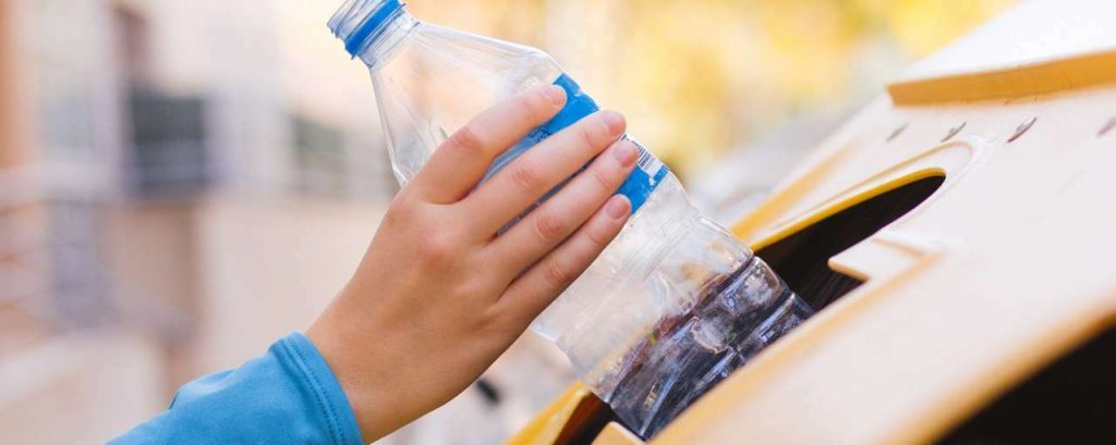 Plastic in afvalbak