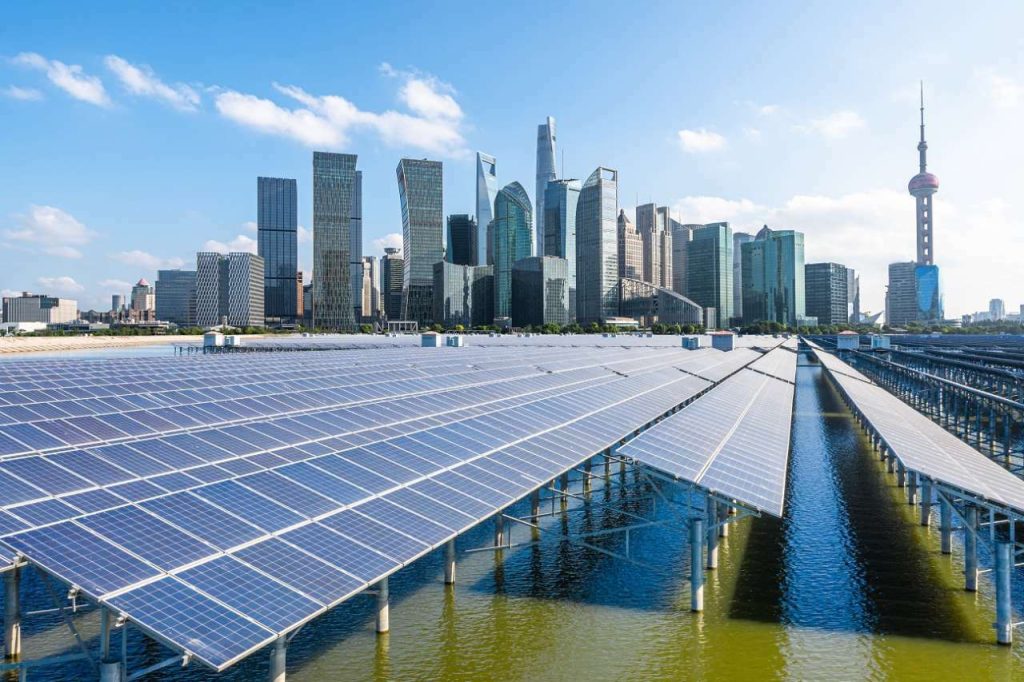 Stad met zonnepanelen op het water