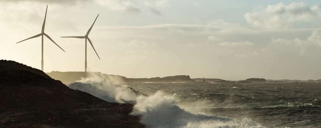 Windmolens in een storm met golven