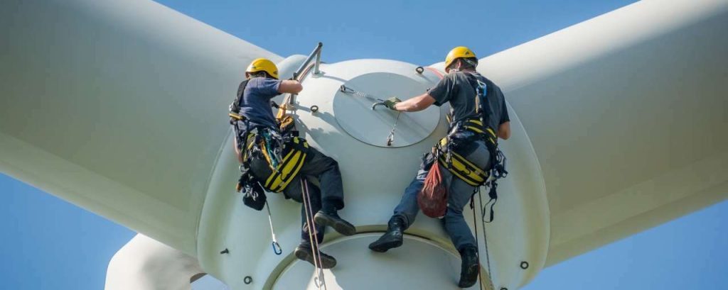 Windturbine onderhoud twee mannen