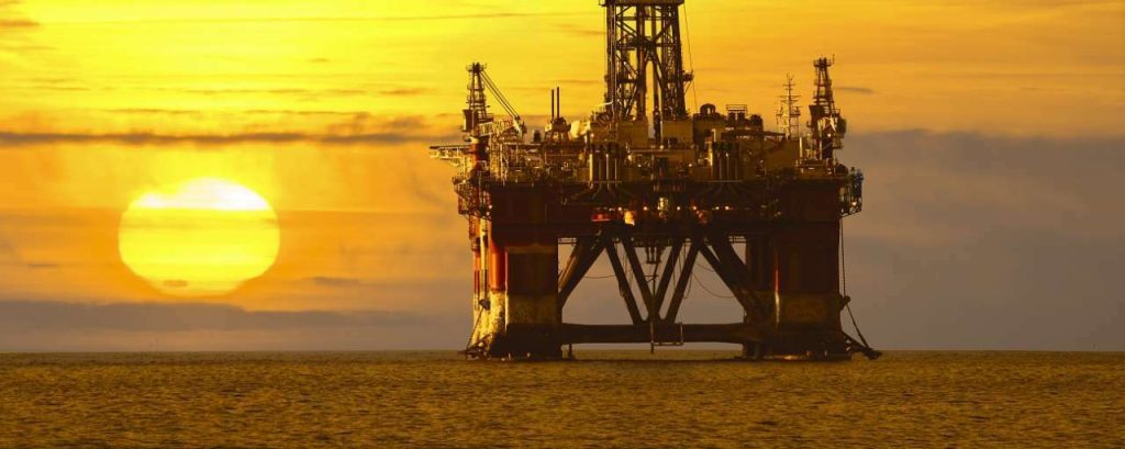 Olieplatform met ondergaande zon