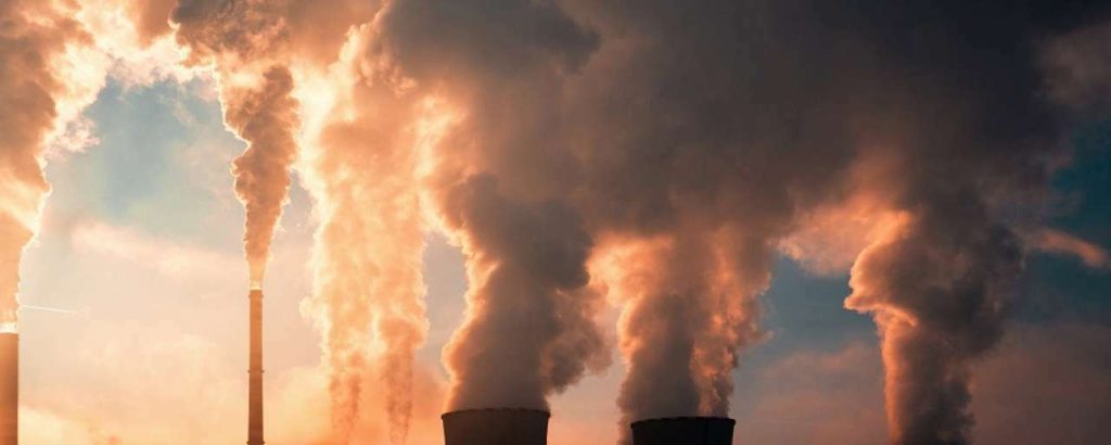 Kolencentrale in tjechie met rookpluimen