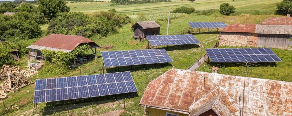Zonnepanelen ruraal gebied boerderij gras zonnepark