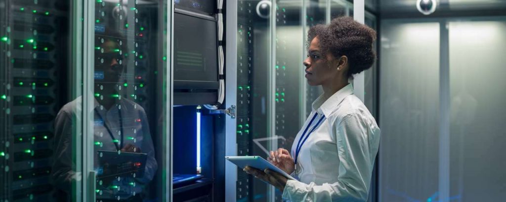 Datacenter met vrouw