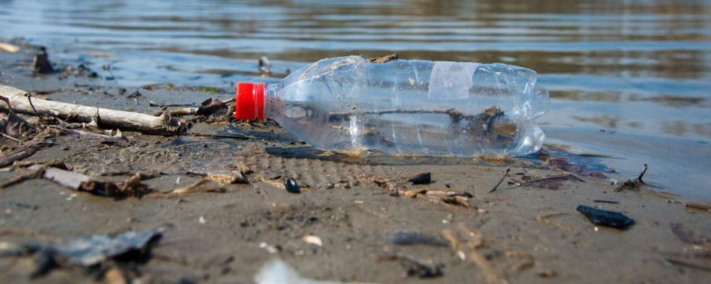 Plastic afval rivier