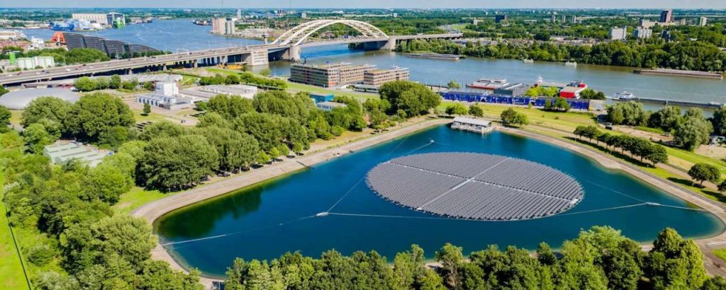 Evides zonnepark op het water brienenoord klein