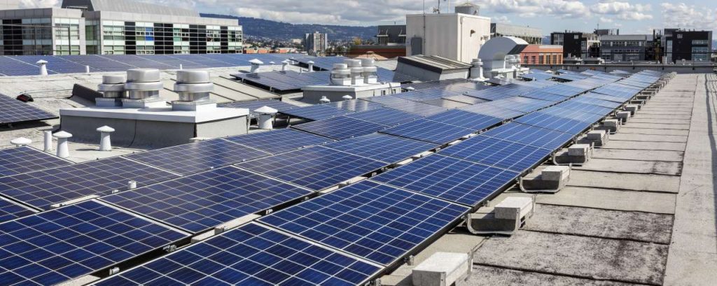 Adobestock 157428613 energietransitie zonnepanelen laadpalen risico verzekeraar kleiner