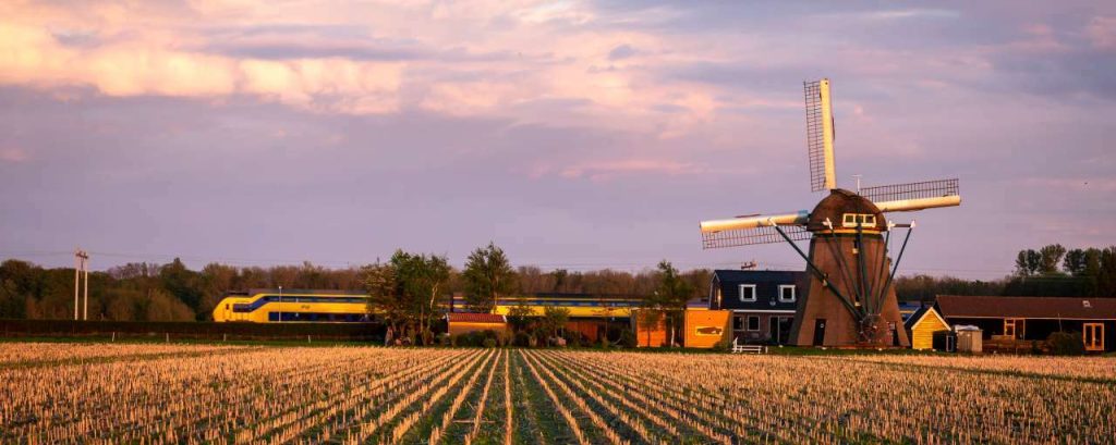 Adobestock wolken akker trein molen