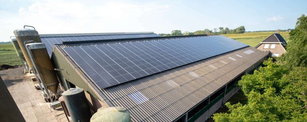Adobestock 286698472 zonnepanelen boeren boerderij dak zonnedak