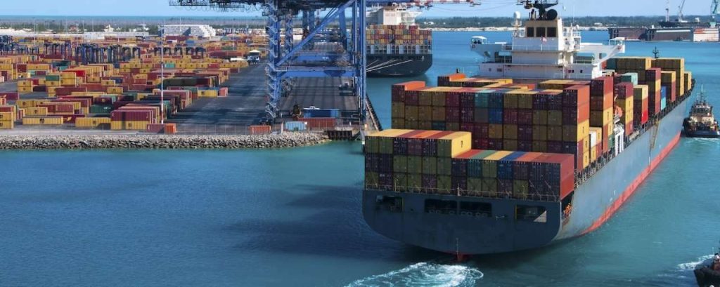 Containerschip bij haven