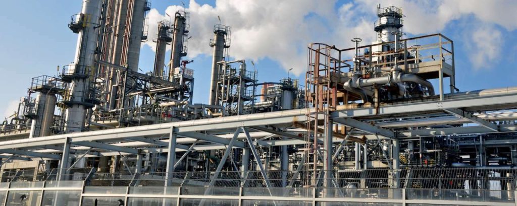 Raffinaderij refinery olie gas fossiel adobe stock