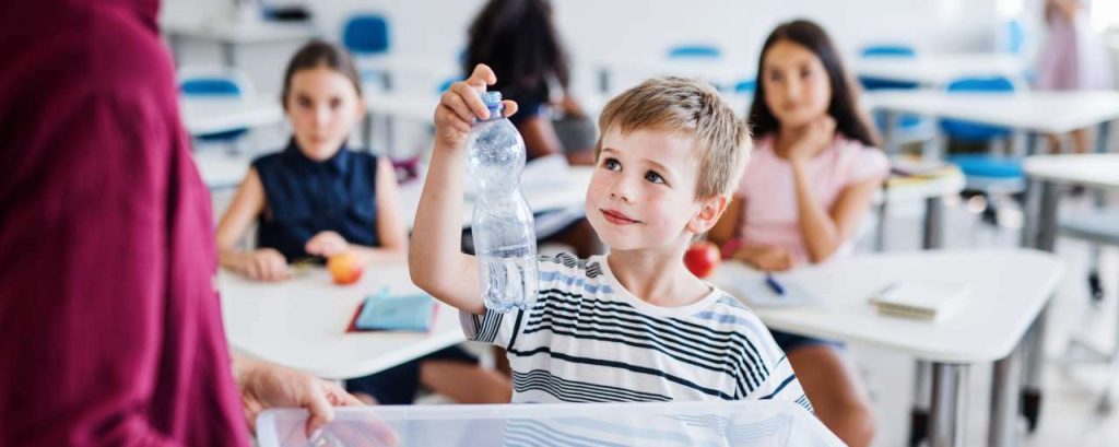 Kind recycling fles plastic flesje hergebruik statiegeld change inc adobe stock
