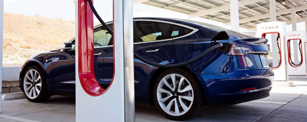 Auto elektrisch tesla opladen model 3 change inc adobe stock